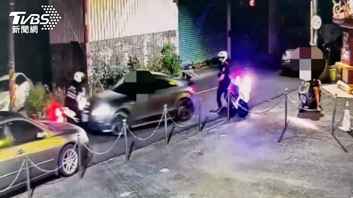 屏東發生誇張的襲警案件，兩部汽機車並排違停遭攔查，沒想到駕駛拒檢竟然加速衝撞，差點把員警捲入輪下。（圖／TVBS）