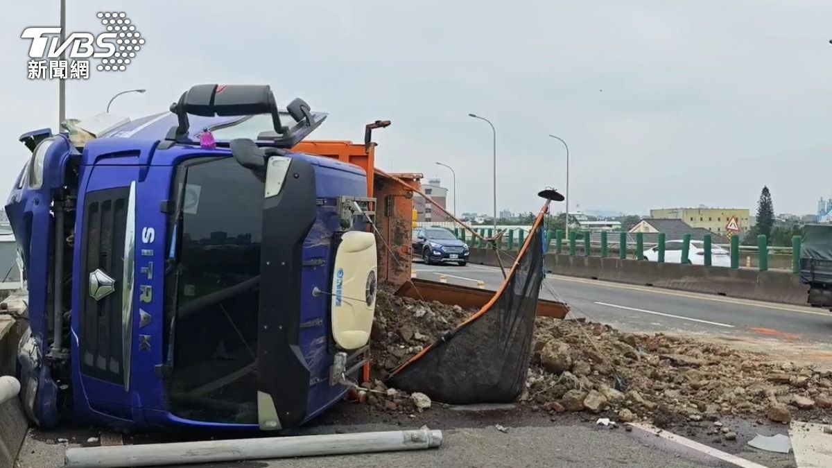 土石散落一地!桃園台66線砂石車追撞翻覆 側躺車道釀回堵