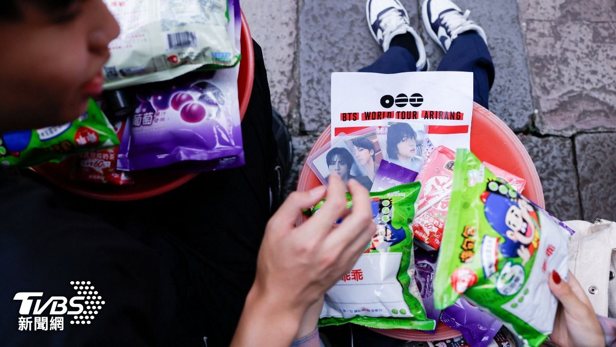 BTS高雄開唱 台灣ARMY湧龍山寺拜月下老人奉上「神祕紫色祭品」