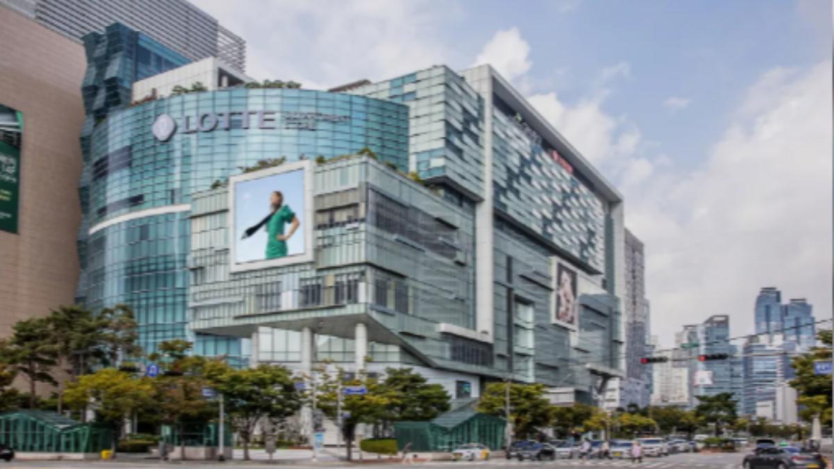 南韓釜山的樂天百貨地下美食街驚傳天花板坍塌,業者提早結束營業,調查事故原因。(圖/樂天官網)