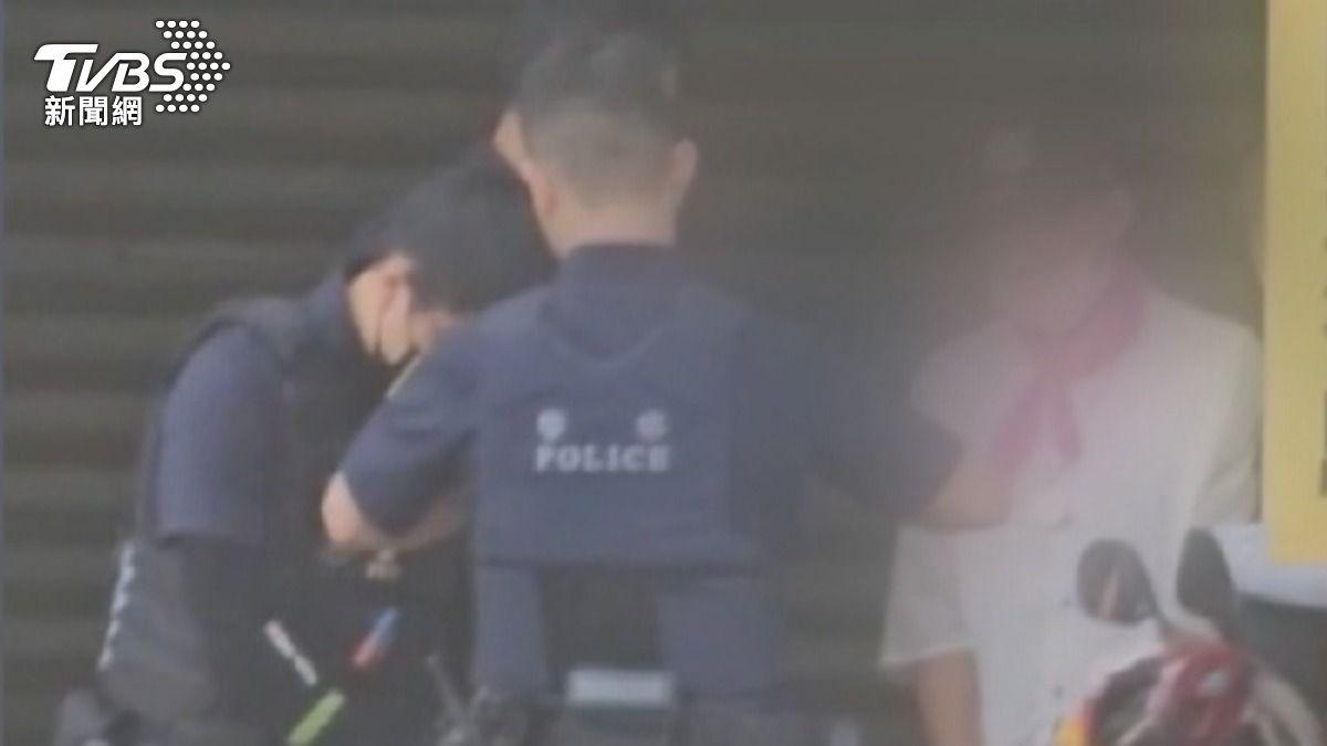 警方抵達現場後，在路邊進行盤查，原來這名白衣男子因涉及毒品案卻未出庭，已遭法院核發拘票。（圖／TVBS）