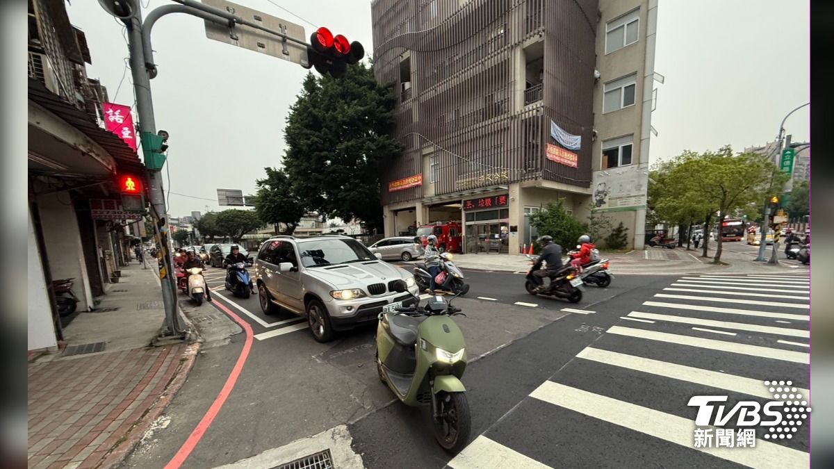 控轎車逼車釀撞，騎士挨告「8罪」不起訴。（圖／TVBS）