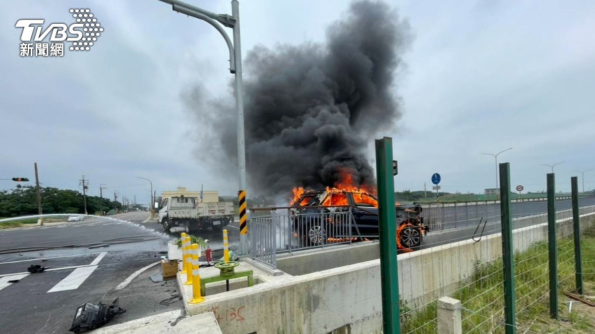 桃園休旅車碰撞燒成火球!剩「焦黑空殼」 駕駛急逃生