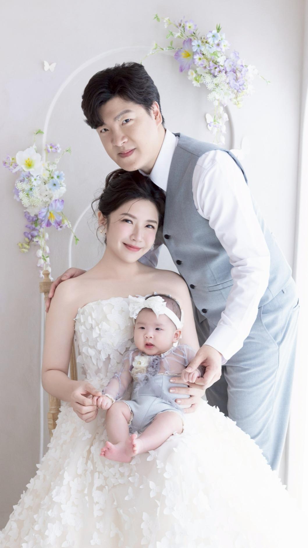 主播鄭亦真分享與老公、女兒的合照。(圖/親愛的莉絲攝影團隊提供)