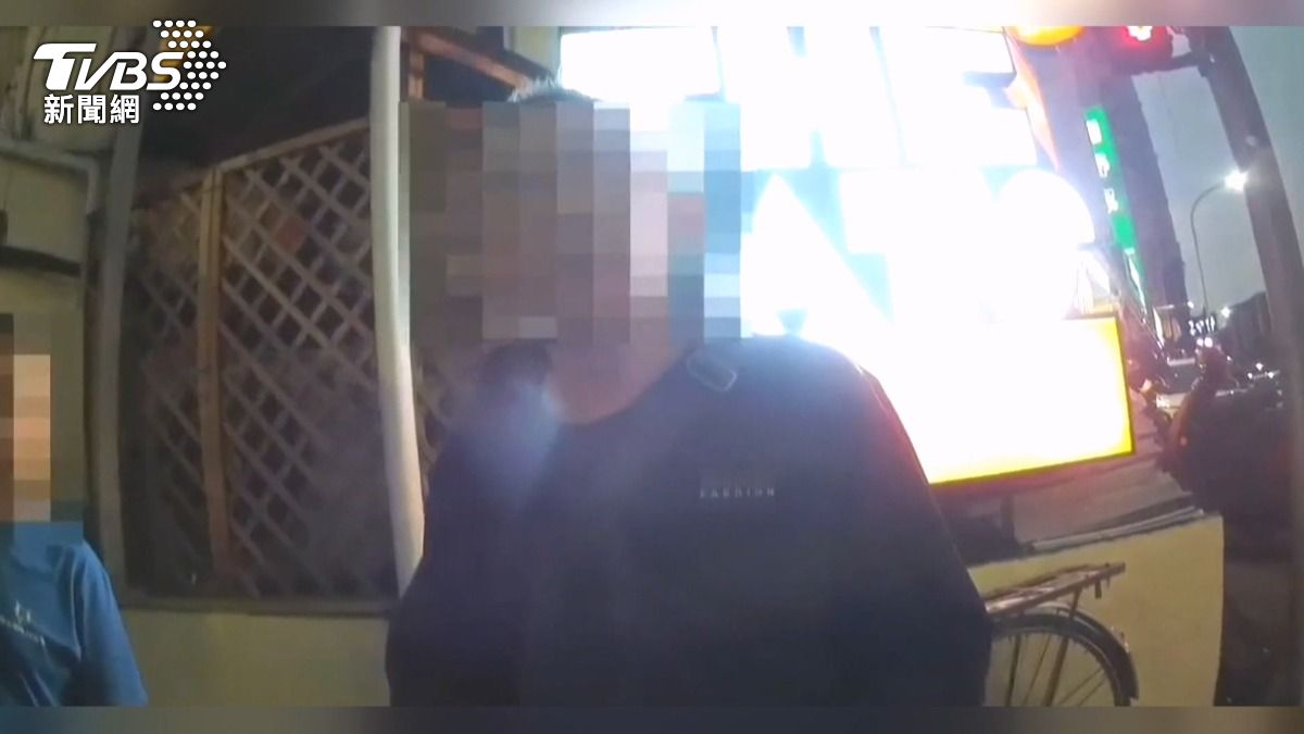 狂奔喊「我在通啦」！男求警逮捕卻秒反悔，扭動抗拒上銬超傻眼。(圖／TVBS)