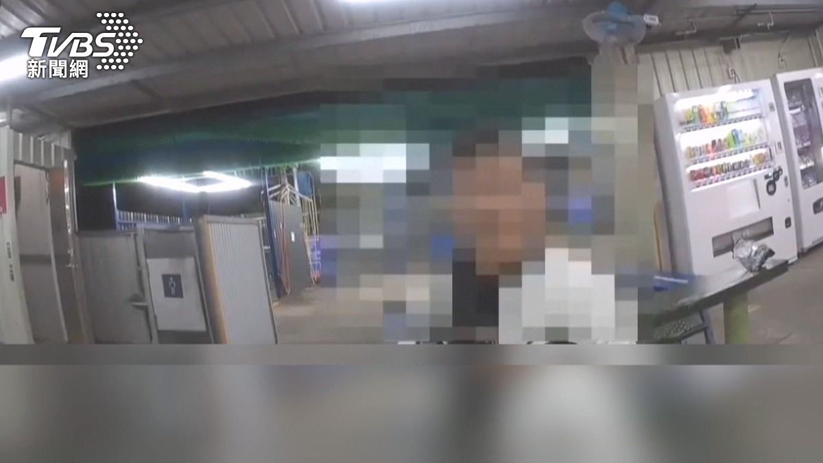 萬姓男子竟從遠處狂奔而來，一邊大聲嘶吼，一邊高喊自己是通緝犯，要求警方將他逮捕。(圖／TVBS)