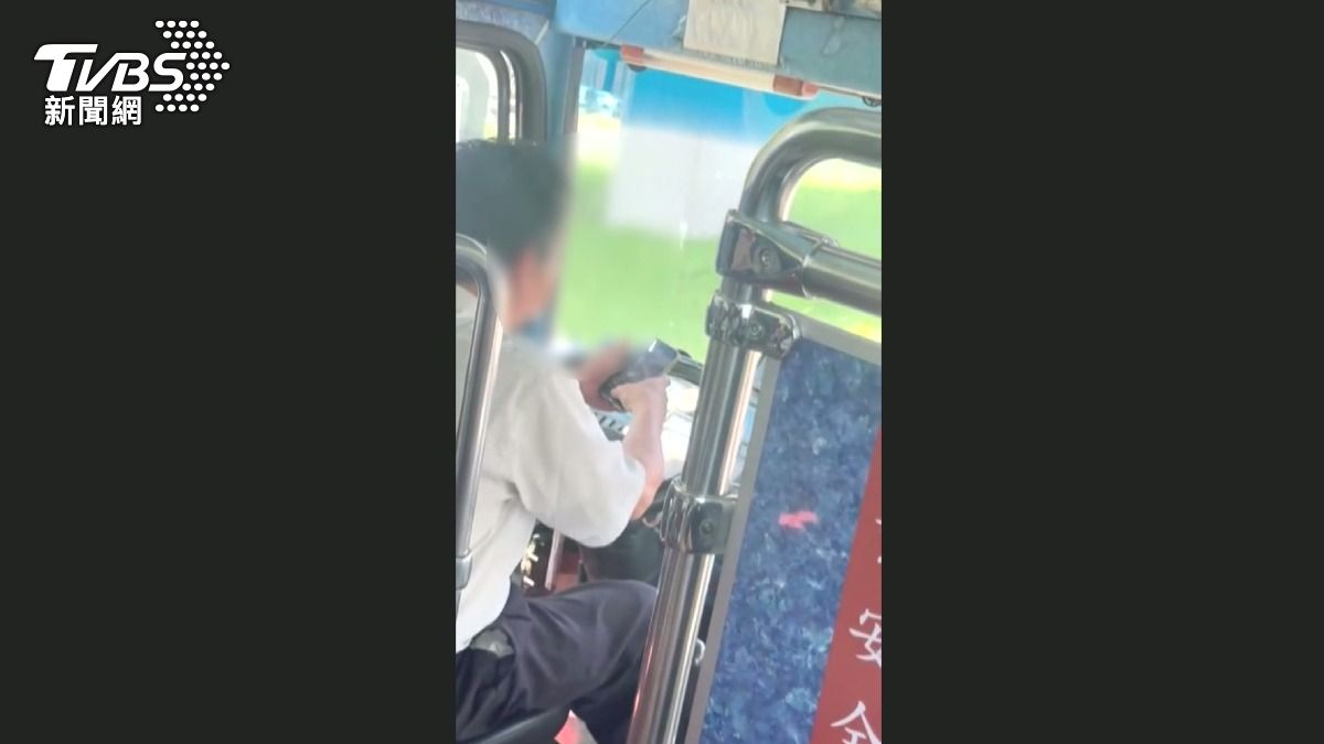 公車司機開車「雙手拿手機」油門照踩乘客嚇壞,同業也搖頭:太危險。(圖/民眾提供)