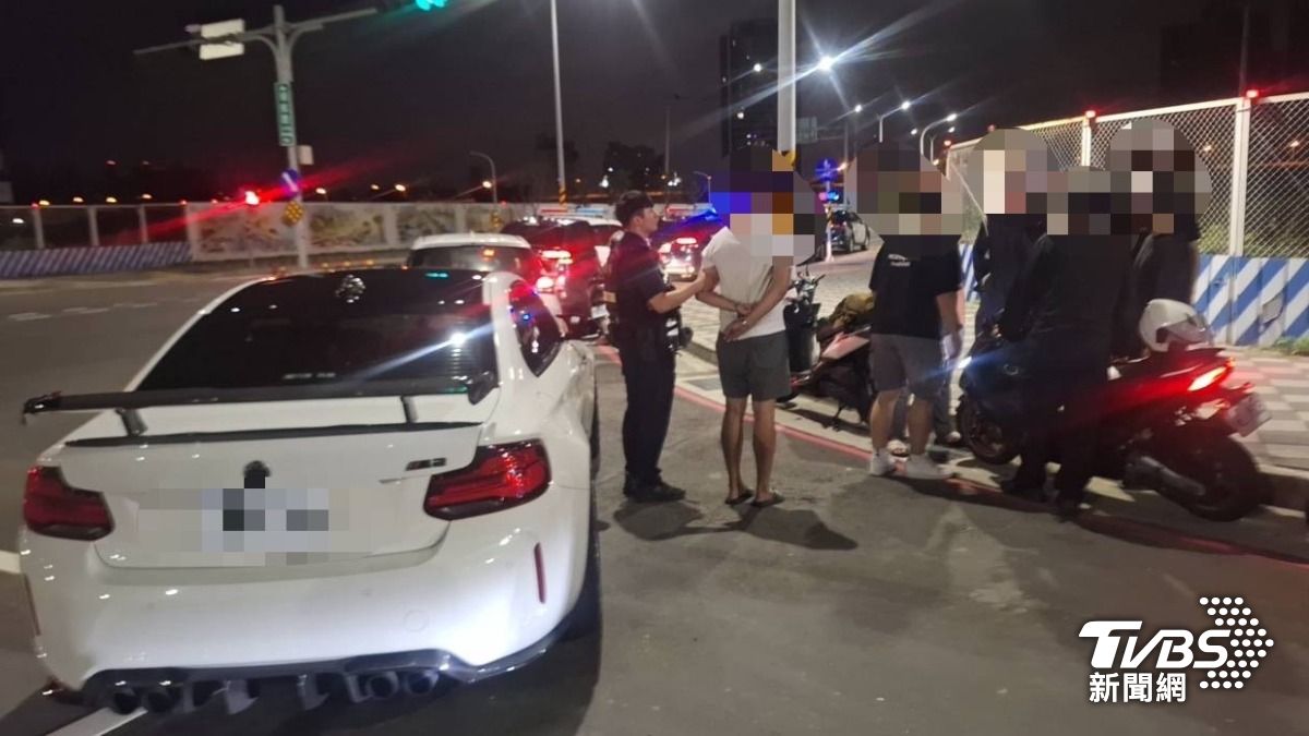 幾名滋事民眾半夜在街上飆車，警方到場逮人，17名民眾被帶回警局。（圖／TVBS）