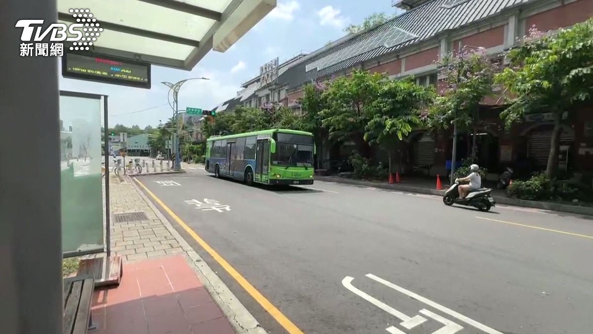 司機因提醒乘客講電話時音量放小，竟遭對方情緒失控沿路飆罵 。(圖／TVBS)