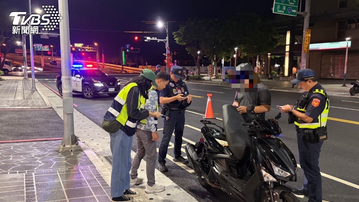 為了防範飆車行為，新北員警合作，在淡江大橋2端加強路檢。（圖／TVBS）