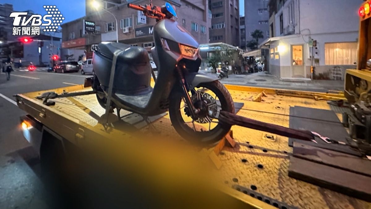 拖吊車業說明,通常拖帶一定會綁三個點,中間一定會拉一條固繩。(圖/TVBS)