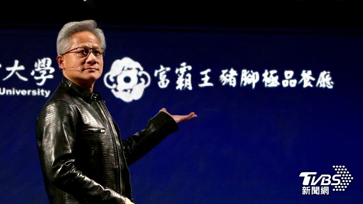 黃仁勳演講背板出現「富霸王」等台灣小吃。(圖/華子琛攝)