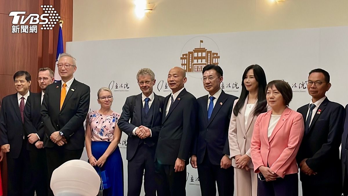 立法院長韓國瑜、立法院副院長江啓臣迎接韋德齊等代表團人員。(圖/傅乙珮攝)