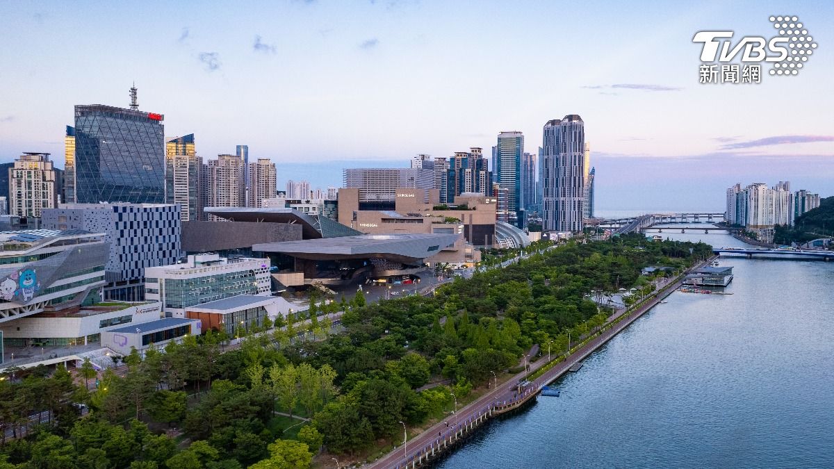 釜山樂天百貨Centum City店天花板崩塌,150人緊急疏散。(圖/Shutterstock達志影像)