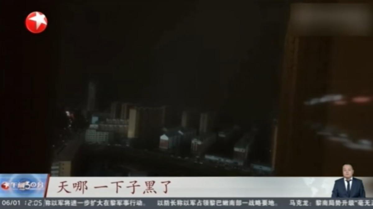 中國大陸東北哈爾濱近日罕見遭遇沙塵暴與強風侵襲,明明是大白天,突如其來的沙塵暴瞬間讓天色變成黑夜,宛如末日景象。(圖/上海東方衛視)