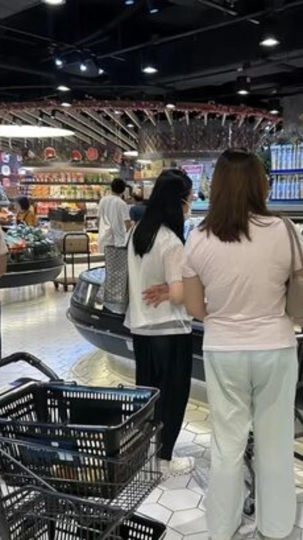 朱麗蒨在超市專心挑生鮮產品。(圖/翻攝自小紅書)