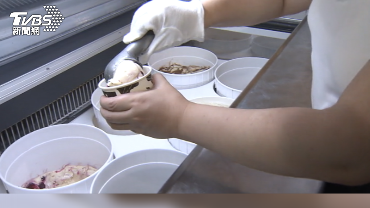 冰淇淋店家有感夏季電費暴漲。(圖/TVBS)