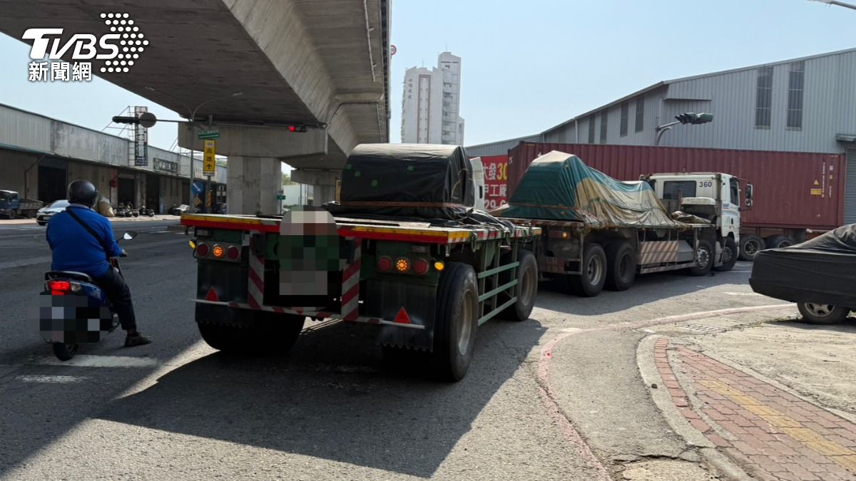 快訊/高雄死亡車禍!單車婦慘遭大車「捲輾拖行」當場斷魂