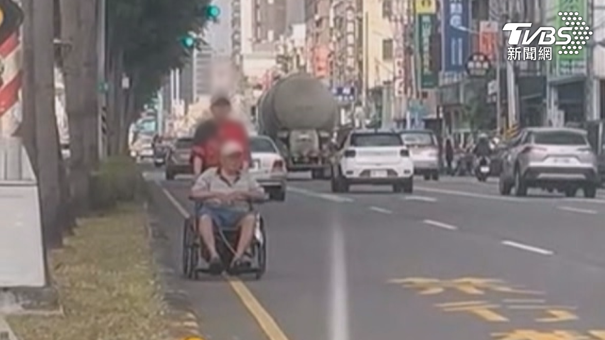 高雄鳳山有一名輪椅翁,疑似被外籍看護推出來散步,對方不但不走斑馬線,甚至直接推著阿公逆向闖入快車道行走(圖/翻攝Threads@chelsea_wawa)