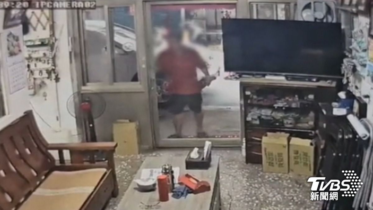 不只一家受害!三重紅衣男隨機上門要錢。(圖/TVBS)