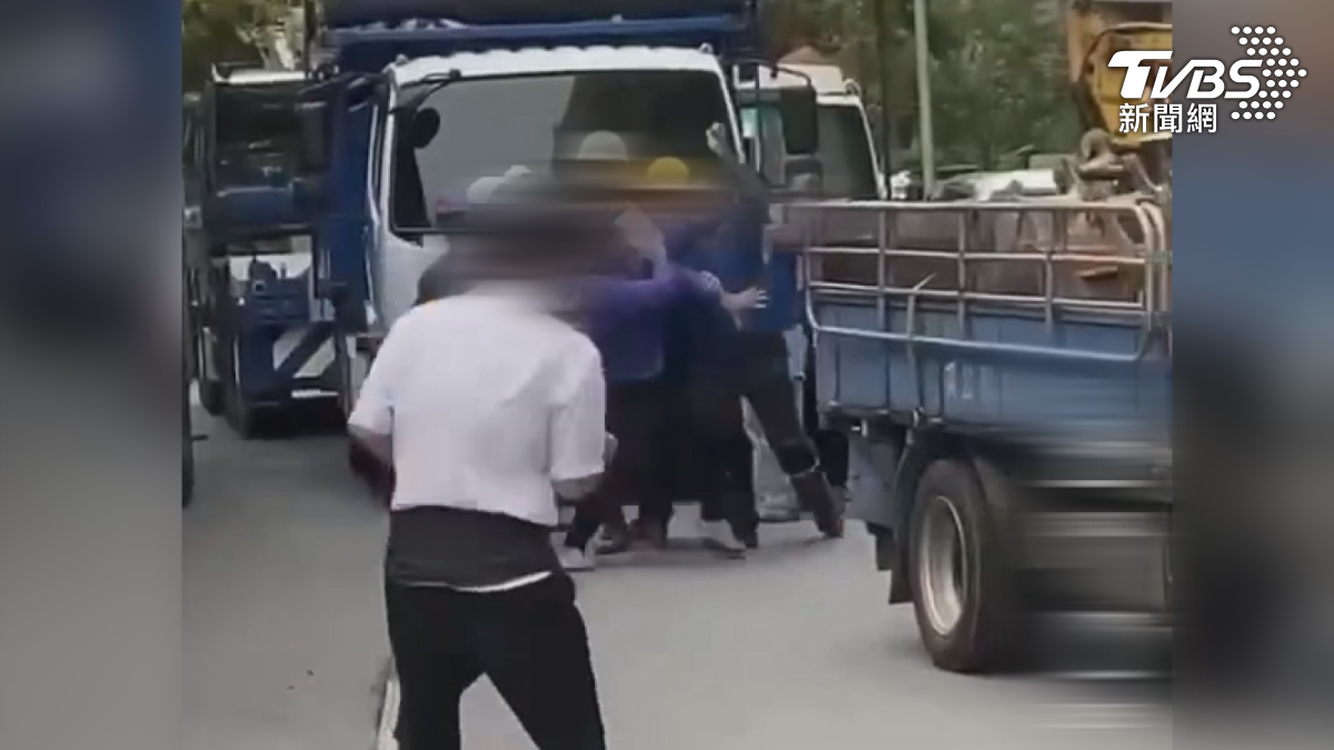 高雄楠梓科技園區發生大亂鬥，有兩承包商，因為工程車進出問題爆衝突，雙方從口角爭執演變成全武行，現場一名白衣保全太搶眼，一度讓全網歪樓（圖／民眾提供）