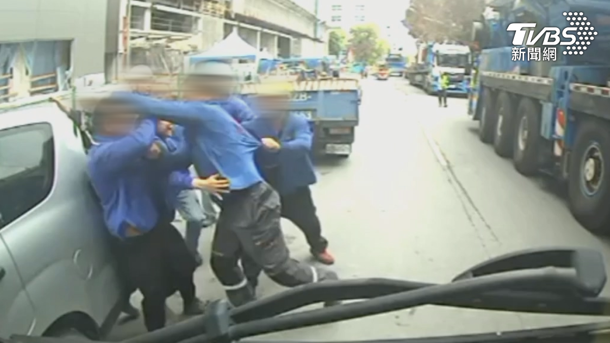 工地內發生扭打，只見一名男子被好幾人團團包圍，其中一人不斷朝男子頭部狂K了好幾下，被對方一群人圍剿，被打到顱內出血腦震盪（圖／TVBS）