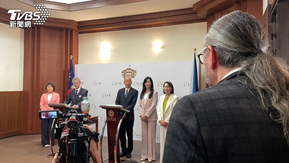 捷克參議院議長韋德齊（Miloš Vystrčil）率團訪問立法院，會後接受媒體採訪。（圖／傅乙珮攝）