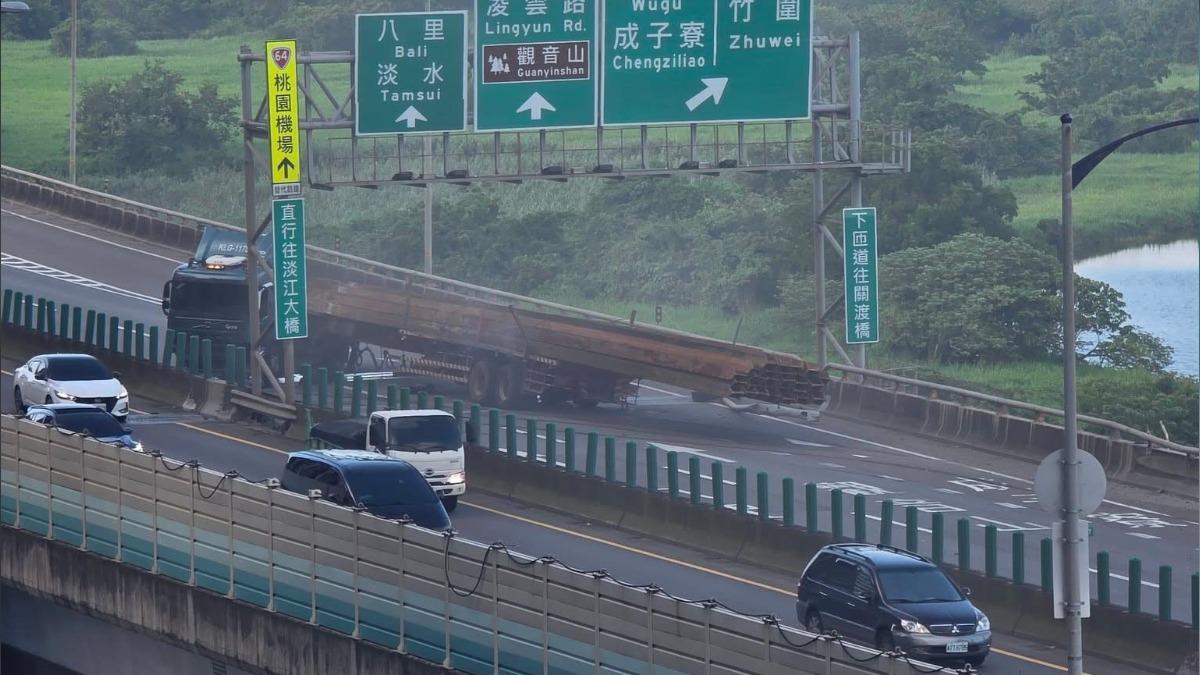 台64往西方向回堵,新北交大呼籲用路人於三重下匝道。(圖/翻攝畫面)