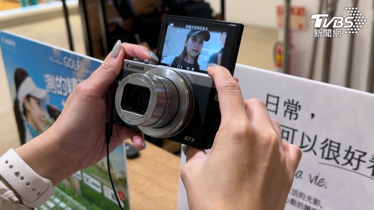 被封為「網紅VLOG神機」的小型數位相機,因為自拍方便、有復古美顏濾鏡,近幾年深受偶像明星喜愛,百貨公司有預購可訂購,一早就湧入排隊潮(圖/TVBS)