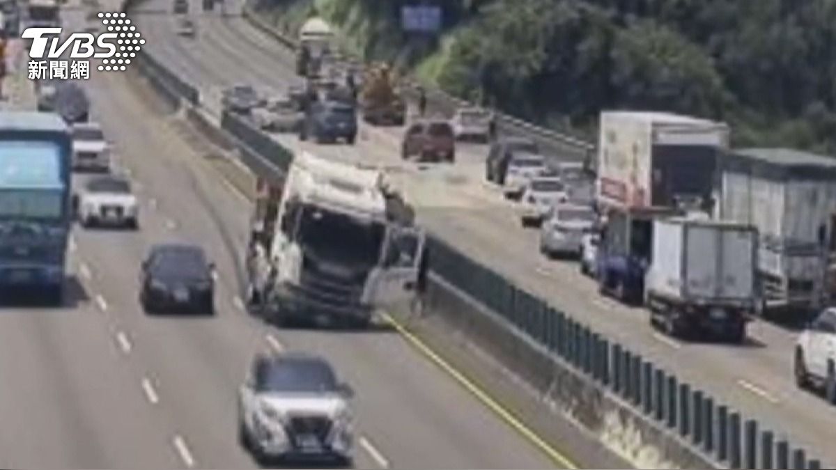 砂石車國3爆胎自撞「砂石噴對向」 休旅車遭擊中4人受困。(圖/TVBS)