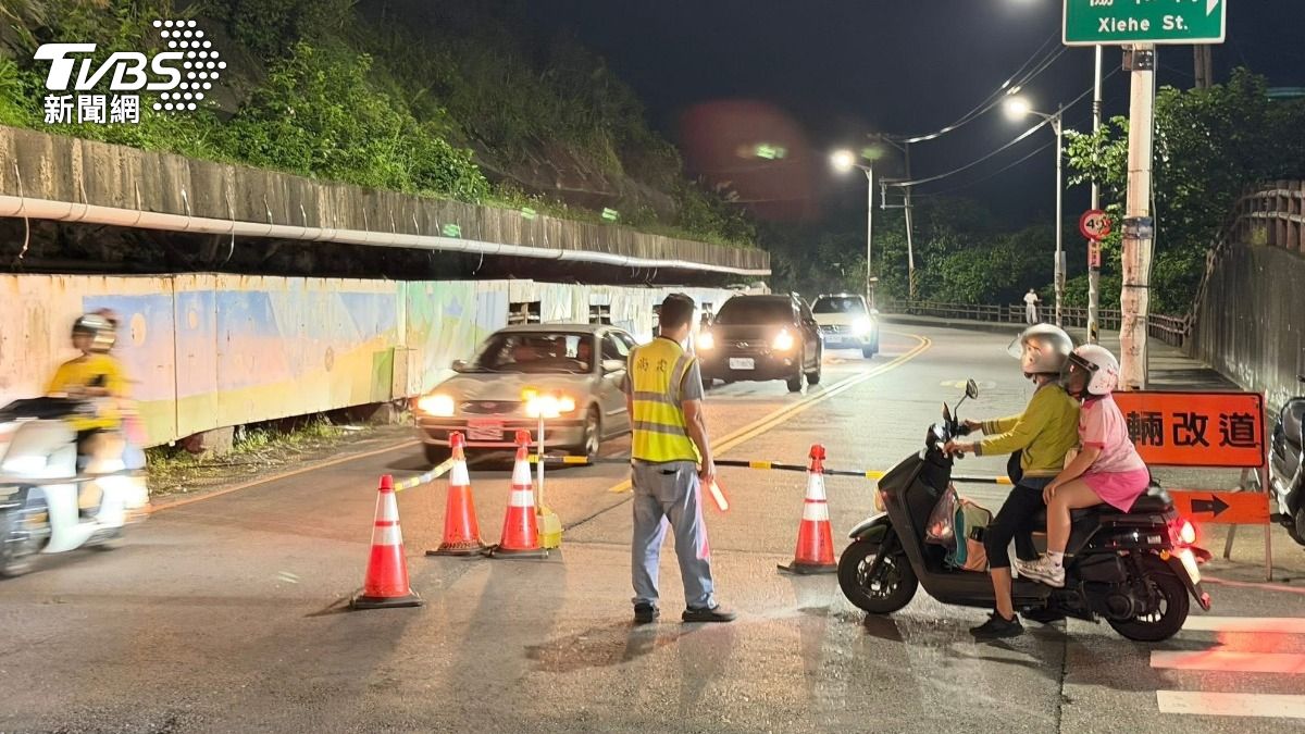 道路因整修而限制出入,義交協助指揮交通,防止民眾誤闖施工區域。(圖/TVBS)