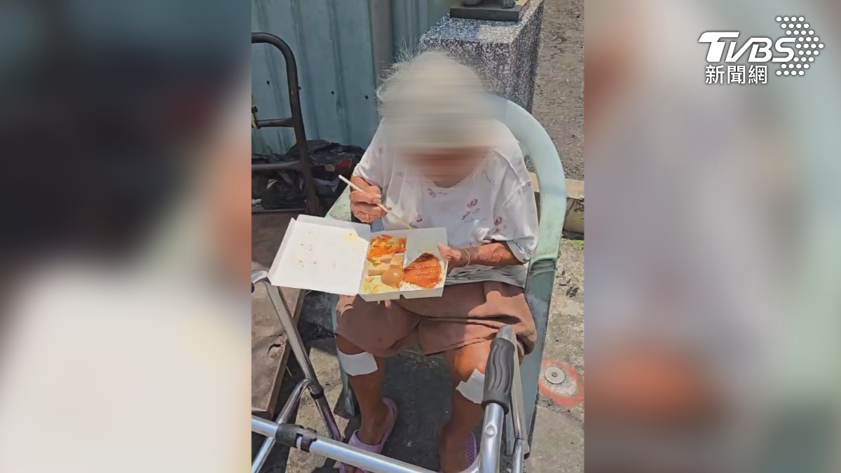 高雄一名里長出面指控,他身為里內一名94歲獨居阿嬤的主要照顧者,質疑送餐協會便宜行事,五月初志工就拿著整個月的送餐紀錄表,要求提前蓋章簽名(圖/TVBS)