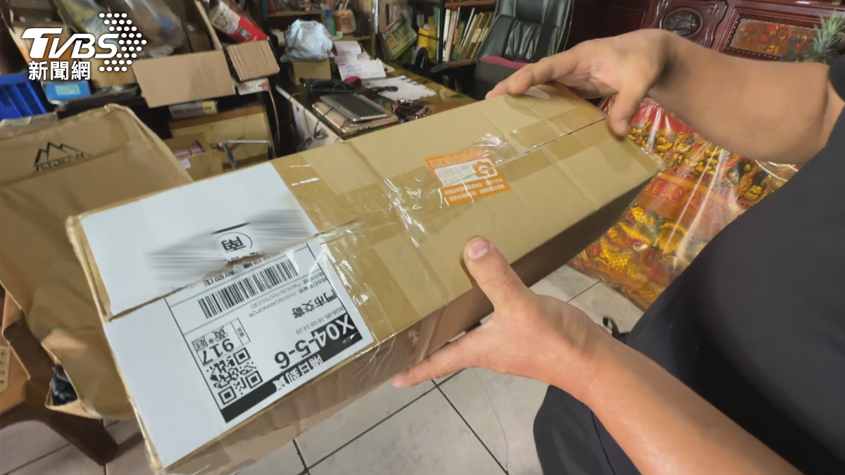 嘉義張先生在網購平台買了釣竿,去取貨時,竟然是收到空箱,當時只有拍照沒有錄影,張先生轉向賣家反應,賣家又有完整出貨影片,結果讓張先生兩頭空(圖/TVBS)