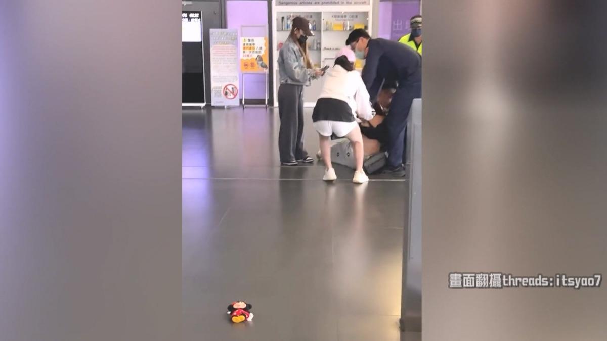 班機延誤10hr 同時段正宮大鬧機場。(圖/Threads itsyao7)
