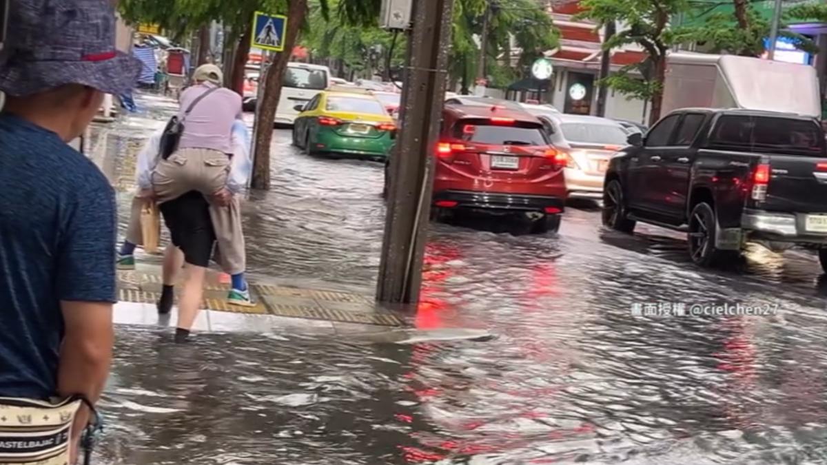 曼谷市區週日遭遇午後暴雨。（圖／民眾授權）