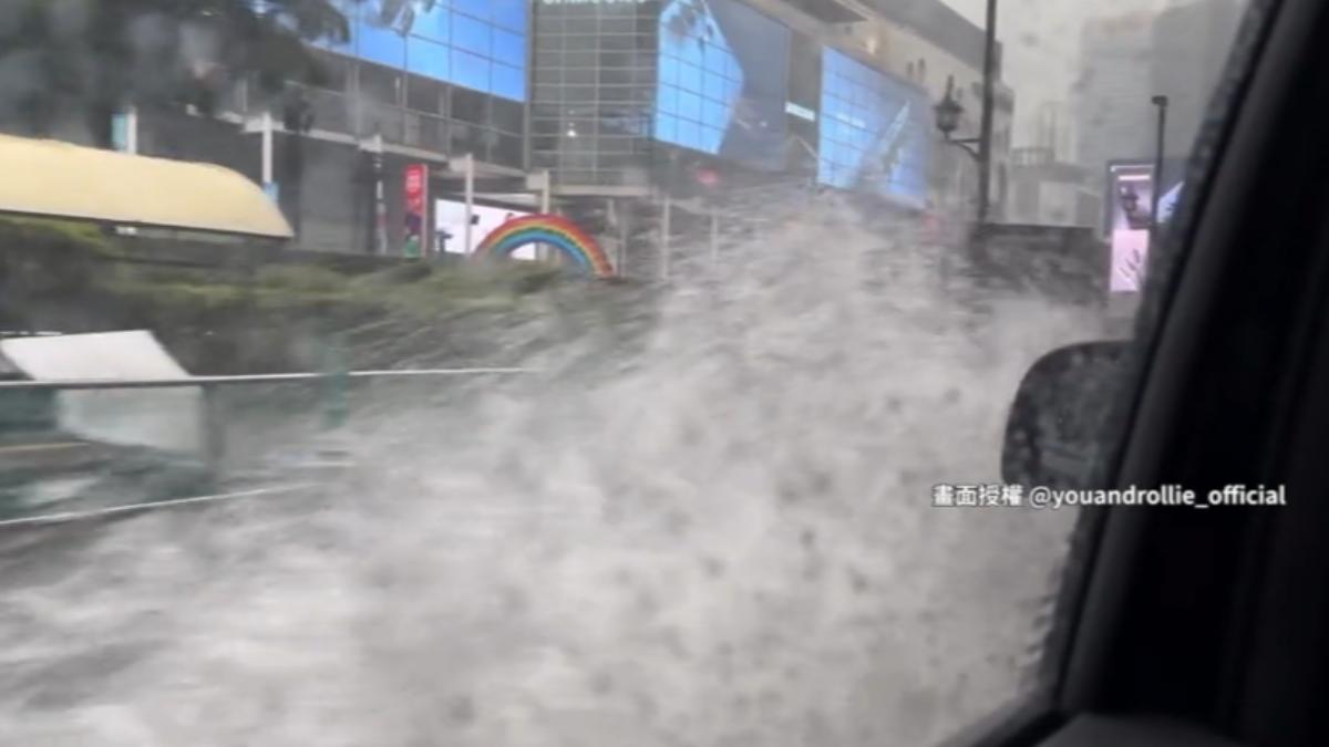 曼谷市區週日遭遇午後暴雨。（圖／民眾授權）