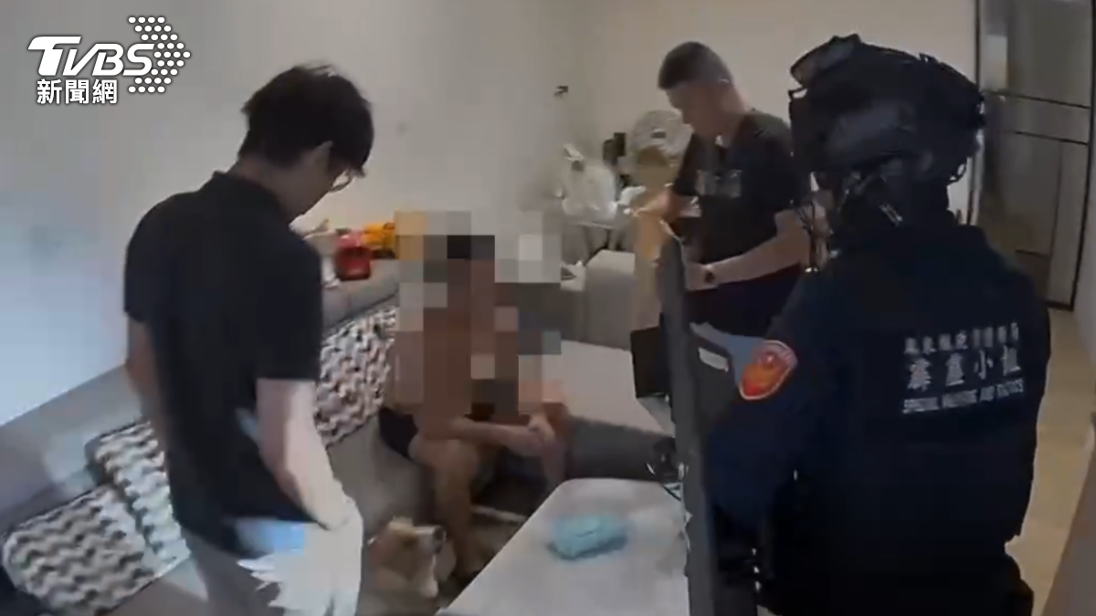 高中生博弈輸70多萬,大批警力攻堅民宅,逮捕網路博弈集團嫌犯。(圖/TVBS)