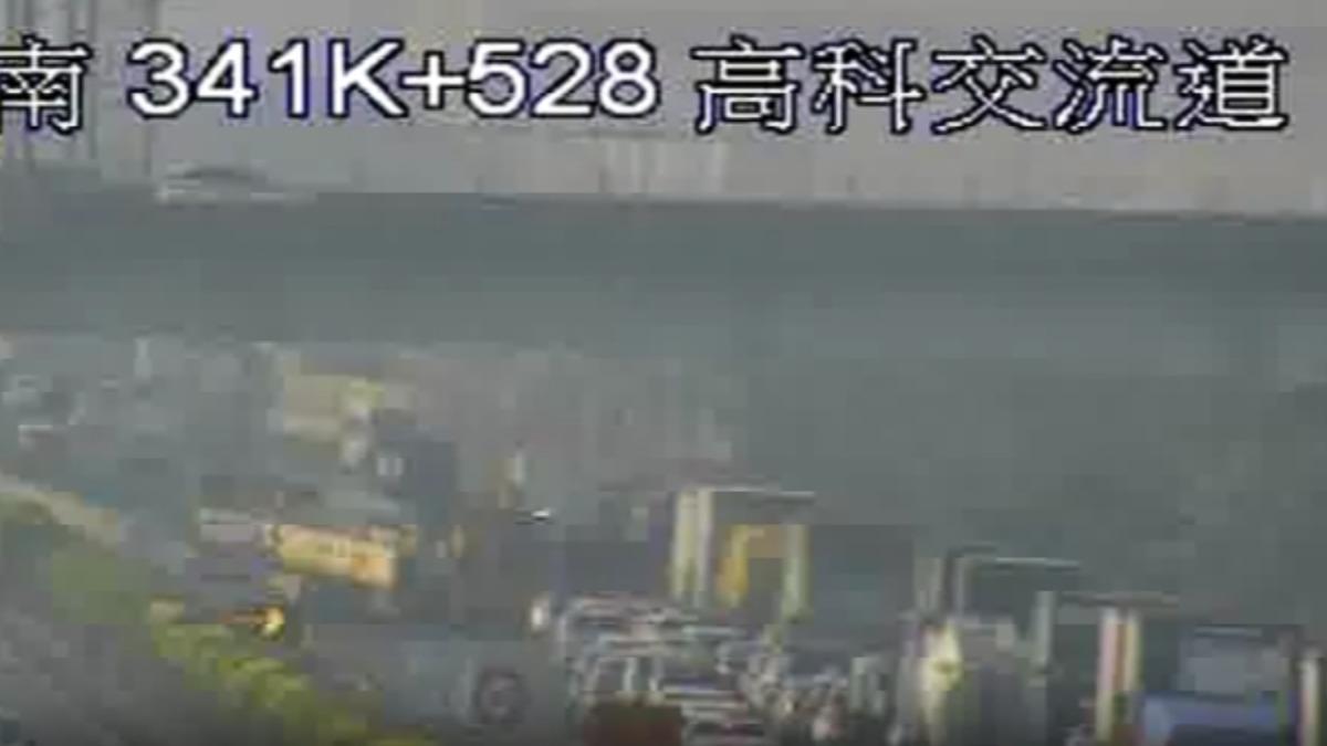 快訊／上班快改道！國道一號南下事故　回堵車流塞爆