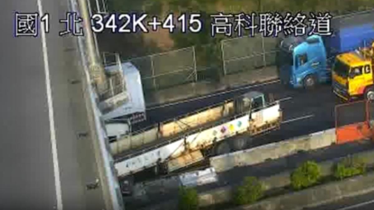 護欄被撞倒。(圖/國道即時路況)