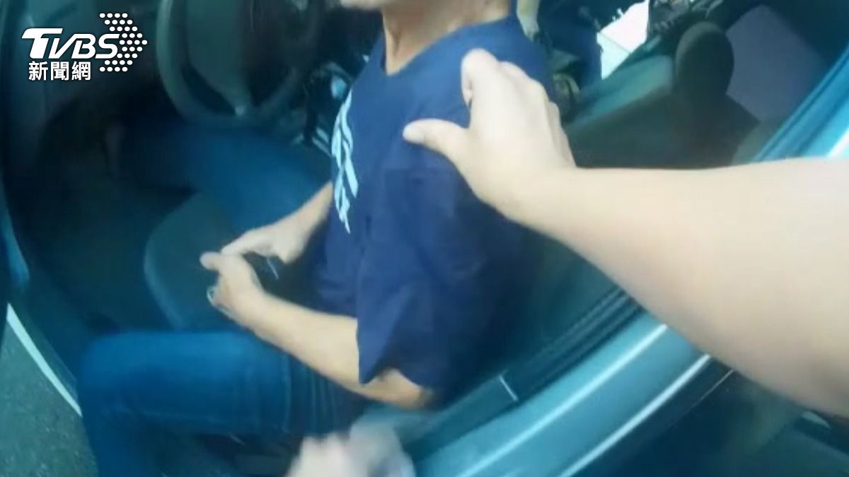 台中警匪對峙!毒駕男遭攔「掏槍拉滑套」欲火拚 還藏3槍52彈