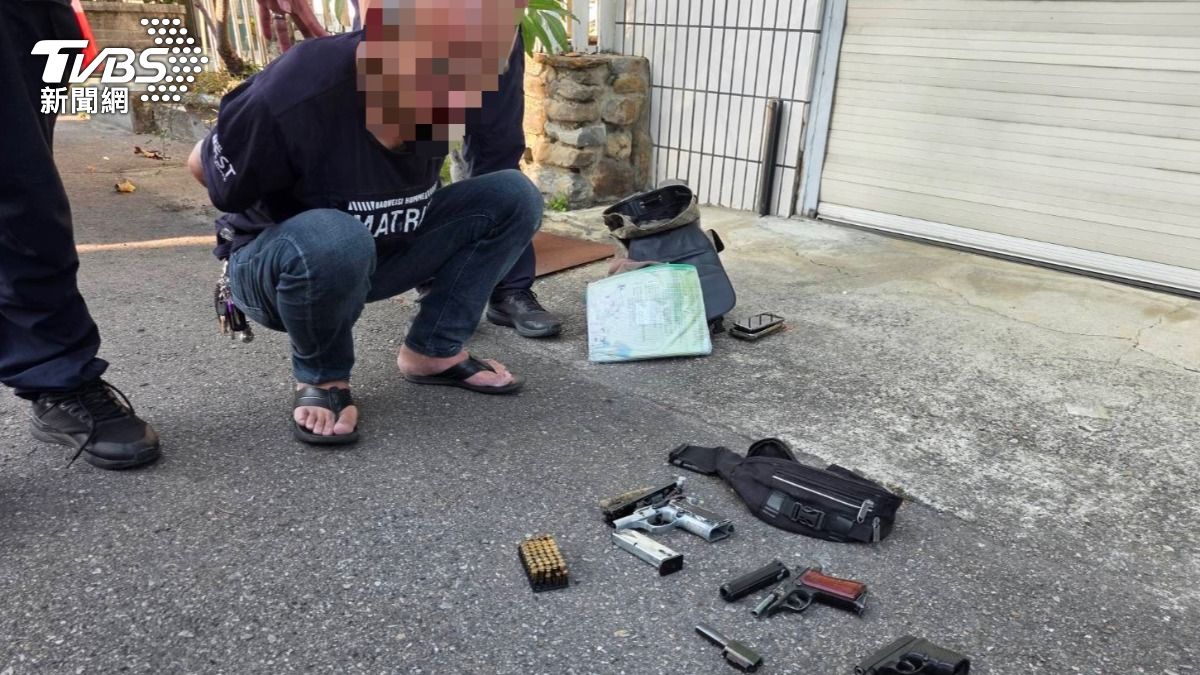 警方搜出毒品槍彈。(圖/TVBS)