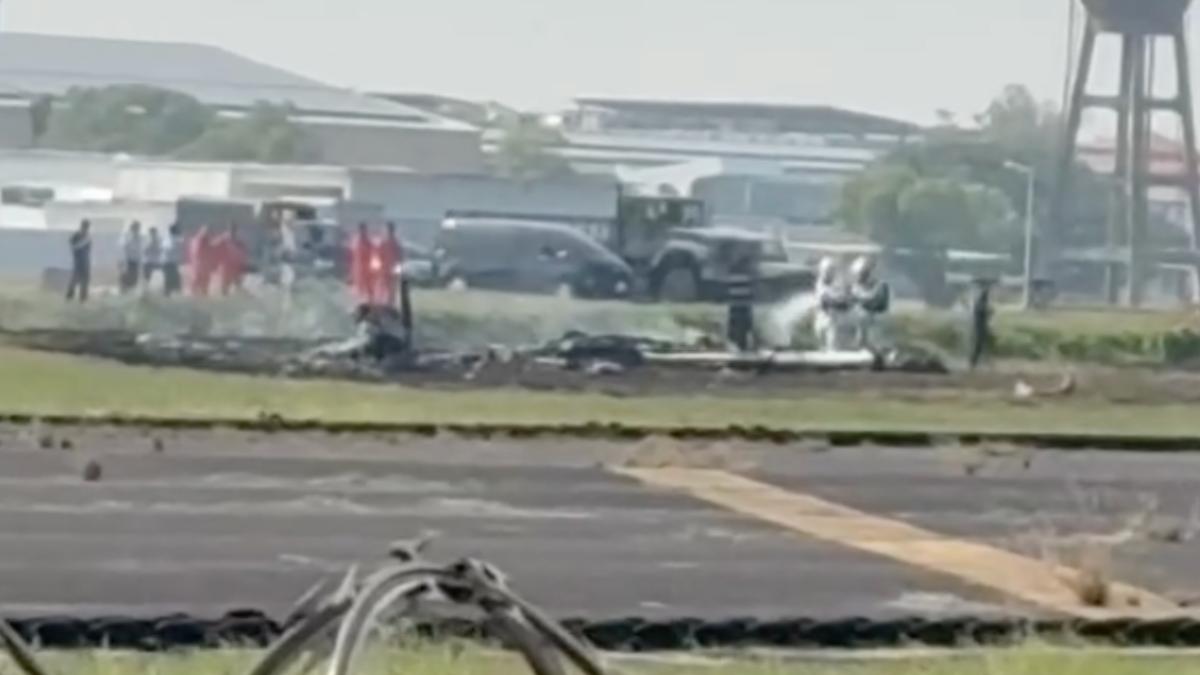 快訊／高雄岡山空軍教練機爆墜毀！2飛行員殉職　現場畫面曝