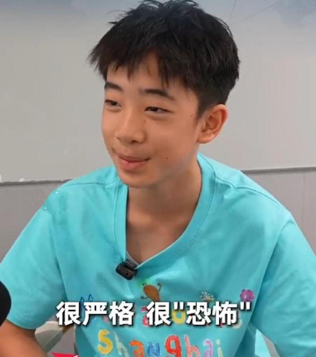 Jasper在採訪中透露,父母對學業要求相當嚴格,因此備感壓力。(圖/翻攝自@看看新闻Knews微博)