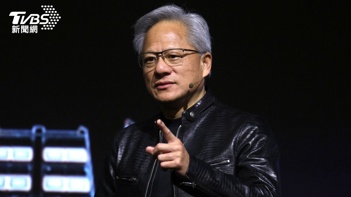 輝達執行長黃仁勳今（2）日舉行全球媒體問答，他指出目前AI產能仍受到限制。（圖／華子琛攝）