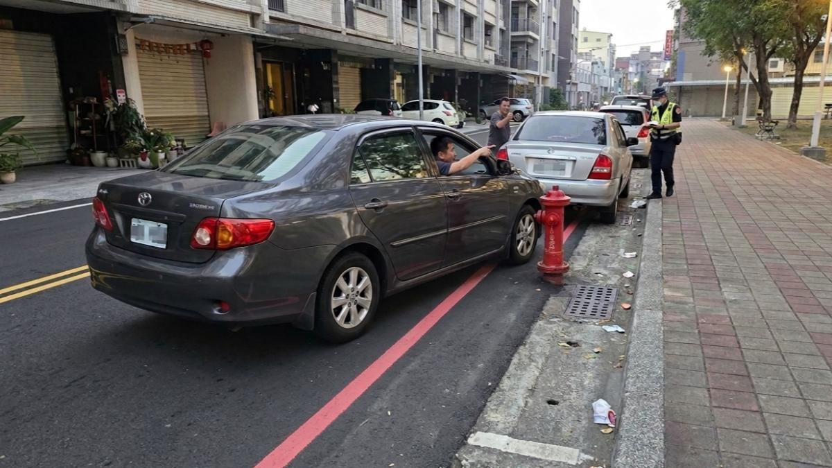 台南紅線「斷一截」釀鄰居停車檢舉亂象警方急通報補畫。（示意圖／AI生成圖片）