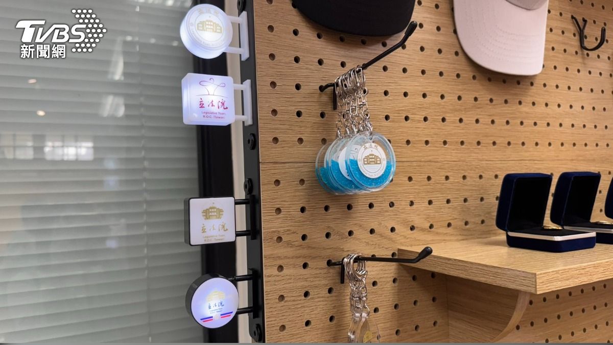 立法院紀念品中心商品。(圖/陳怡潔攝)
