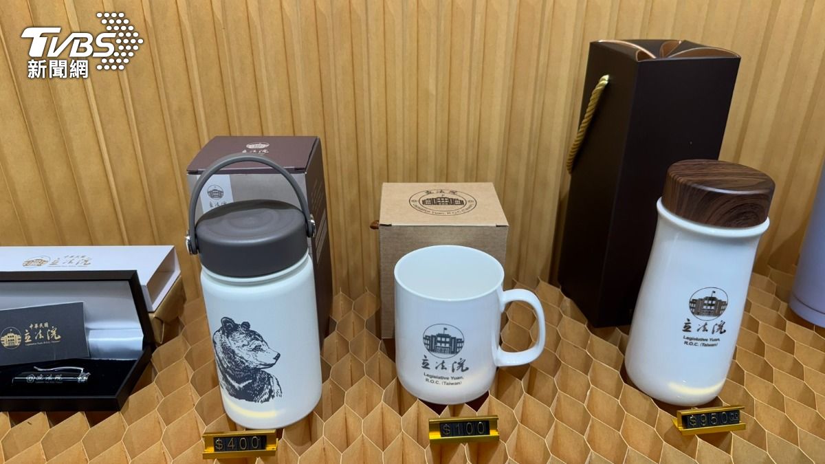立法院紀念品中心商品。(圖/陳怡潔攝)