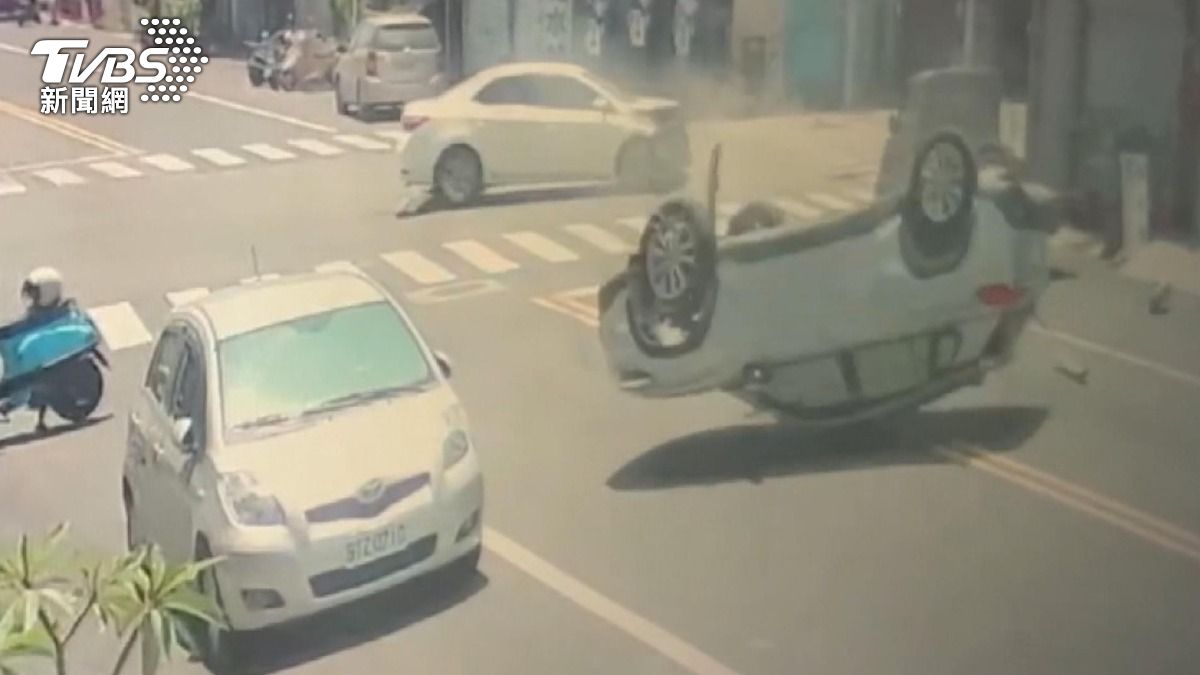 恍神釀禍！40歲男闖紅燈撞翻休旅車，駕駛自行脫困僅輕傷。(圖／民眾提供)