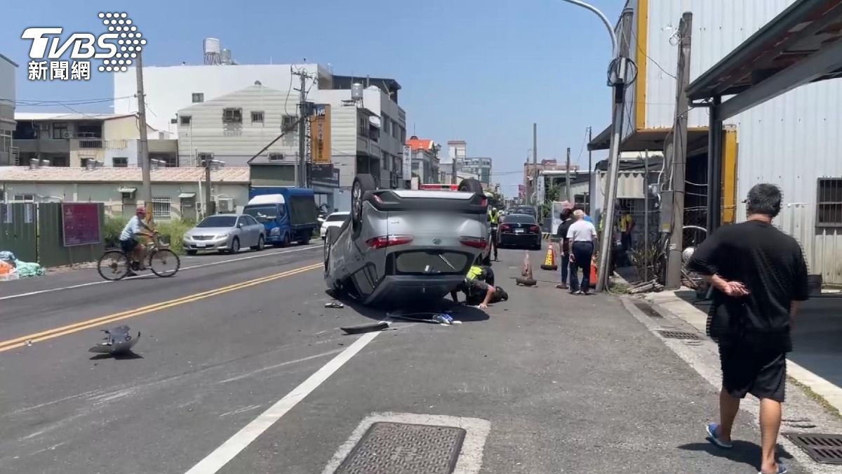 巨大衝擊力道使休旅車瞬間翻覆，並向前滑行約20公尺才停下。(圖／TVBS)