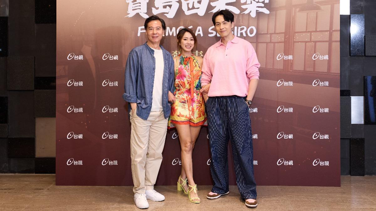 左起尹昭德、黃瑄、張雁名慶祝殺青。(圖/台視提供)
